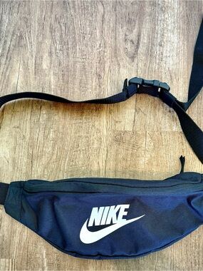 Nike Fanny Pack Crossbody Waist Bag Black White Swoosh Style 56323